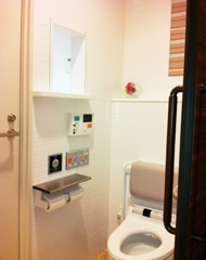 京都市中京区の梶田泌尿器科クリニックの男性用トイレでは前立腺肥大の診断に役立つ尿の勢いを調べることが出来ます