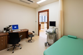 京都市中京区の泌尿器科専門医である梶田泌尿器科クリニックでは、尿検査を行う顕微鏡や超音波装置、膀胱鏡など充実した設備があり、前立腺生検も行えます